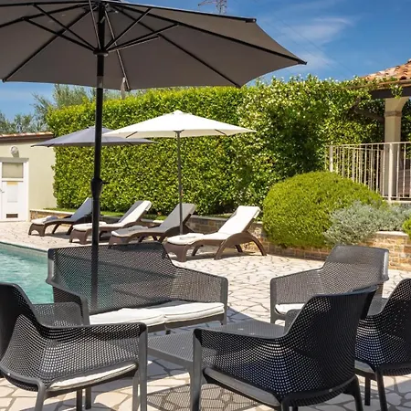 빌라 Rustic Inga With Pool And Grill In 부제