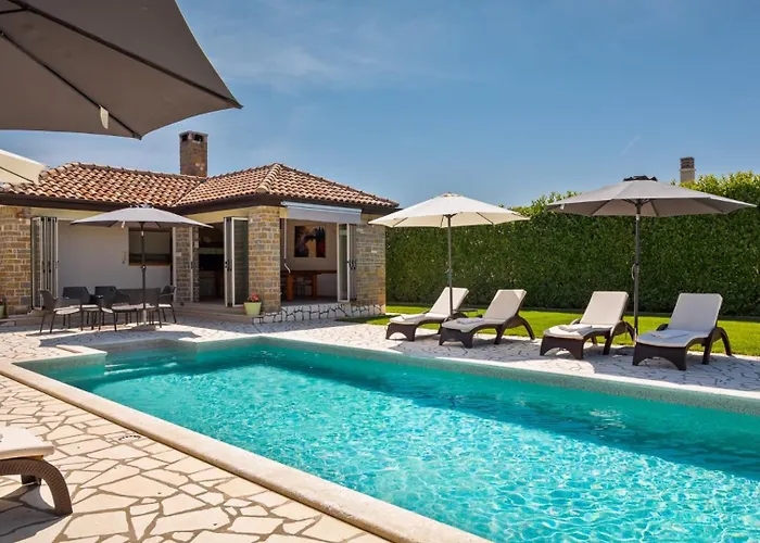 Rustic Inga With Pool And Grill In 빌라 *