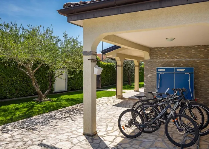 Rustic Inga With Pool And Grill In Villa *