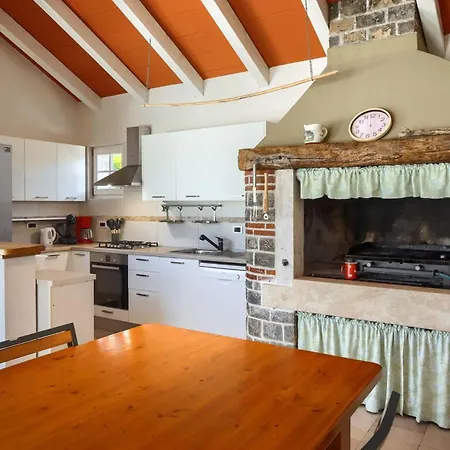 Rustic Inga With Pool And Grill In Villa Buje