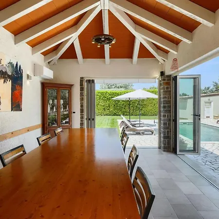 Rustic Inga With Pool And Grill In Villa Buje