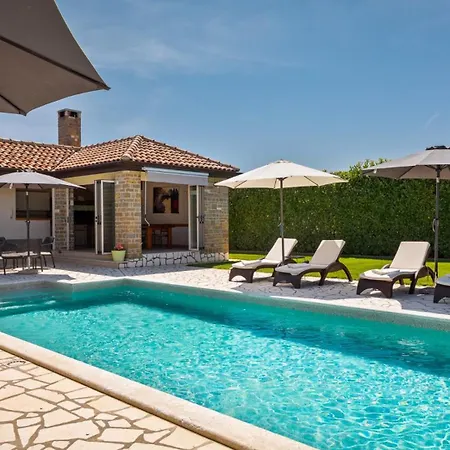 Rustic Inga With Pool And Grill In Villa *