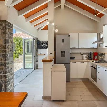 Rustic Inga With Pool And Grill In Villa *