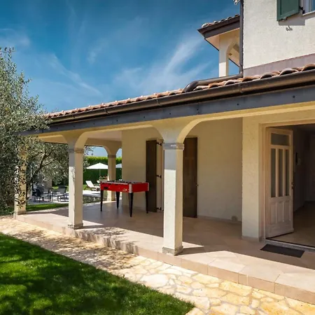 Rustic Inga With Pool And Grill In Villa