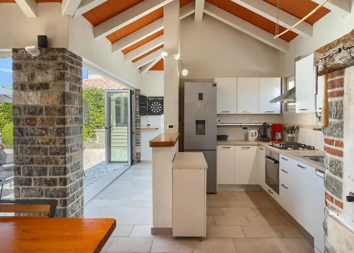 Rustic Inga With Pool And Grill In Villa *