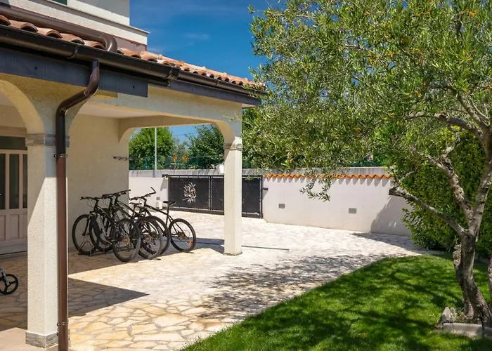 Rustic Inga With Pool And Grill In Villa Buje