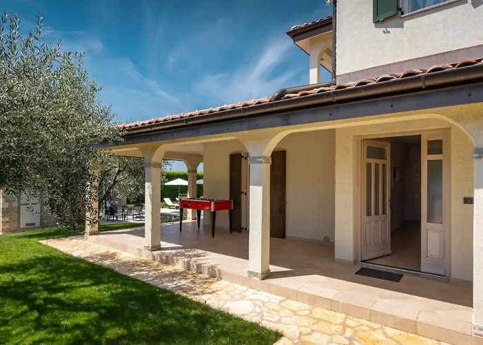 Rustic Inga With Pool And Grill In Villa