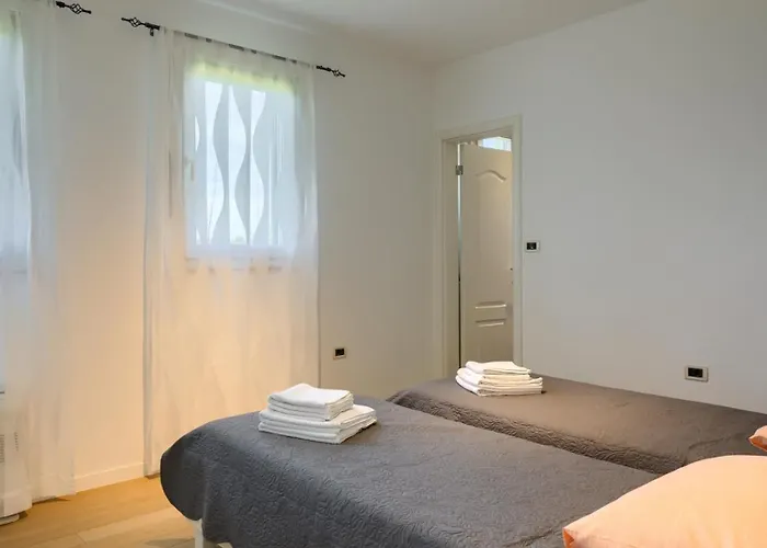 Rustic Inga With Pool And Grill In Villa Buje